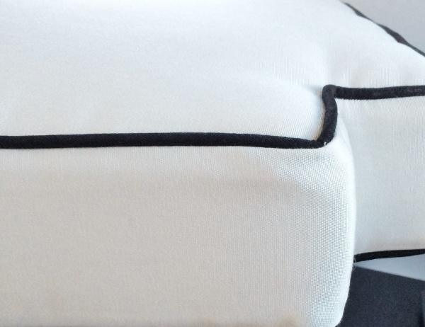 Cushion with contrasting Welt
